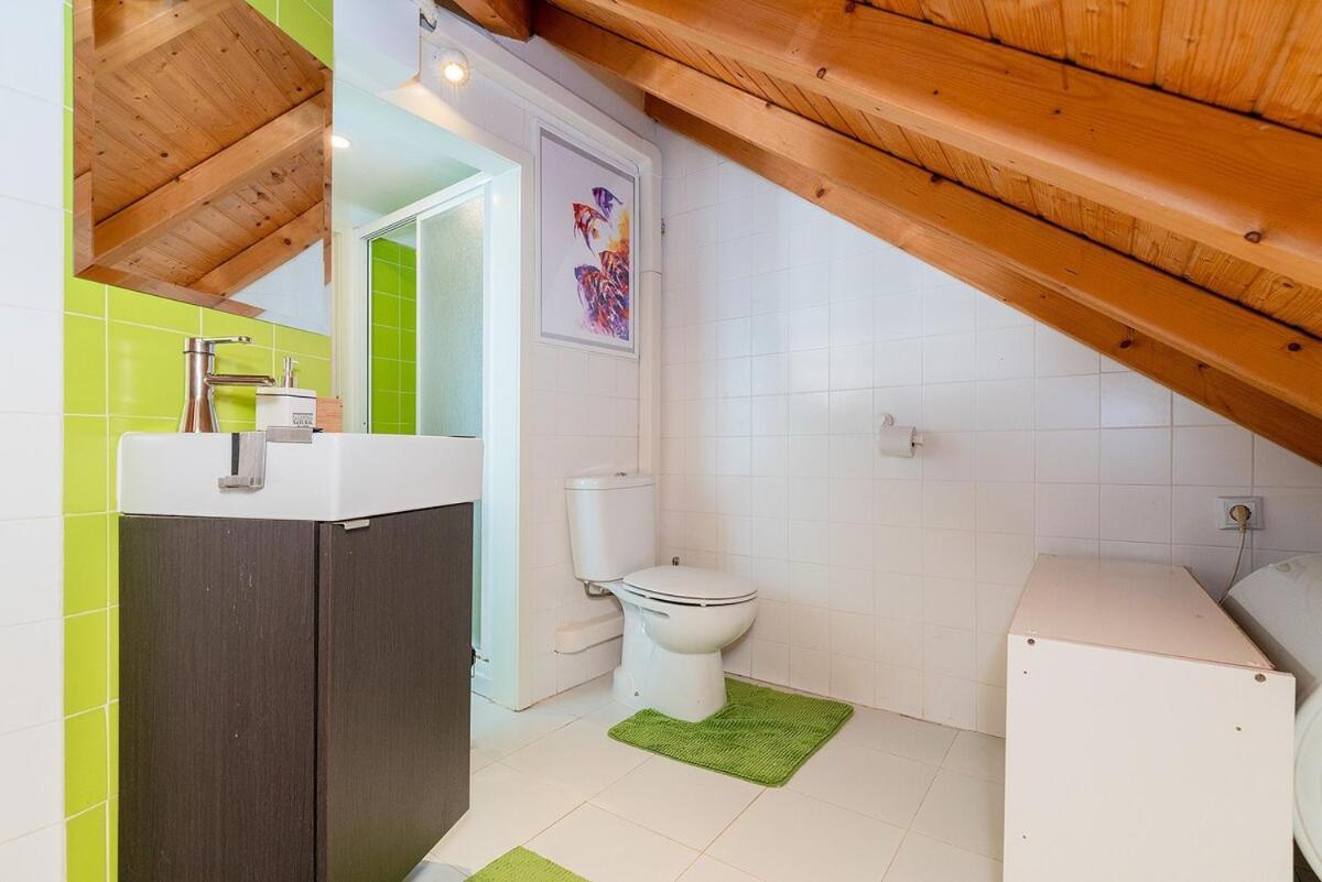 Attic With Balcony In Bairro Alto Lejlighed
