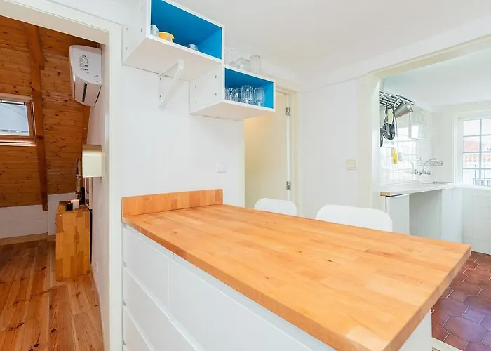 Attic Apartment With Balcony In Bairro Alto