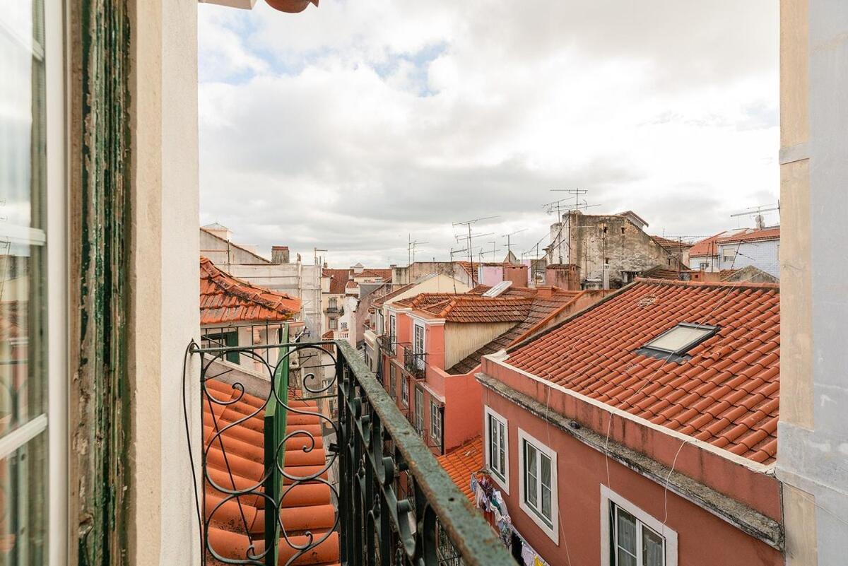Attic With Balcony In Bairro Alto Apartment