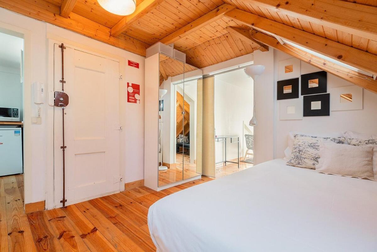 Apartment Attic With Balcony In Bairro Alto