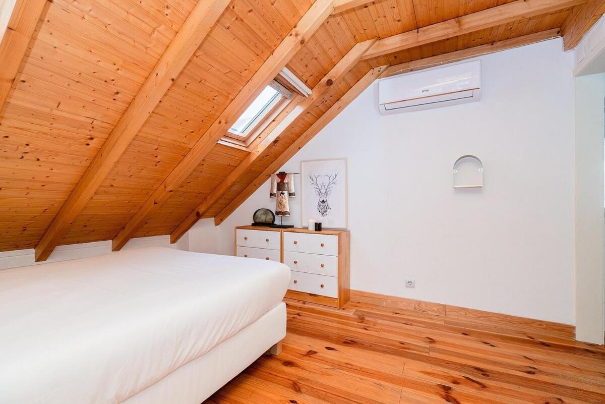 Attic With Balcony In Bairro Alto Apartment Lissabon